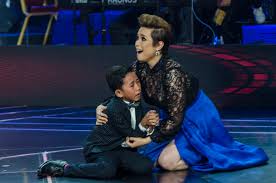 De winnaar werd vrijdagavond bekendgemaakt in de talkshow beau, vlak na de uitzending van een eerder opgenomen finale. 6 Facts About Voice Kids Ph 3 Winner Joshua Oliveros