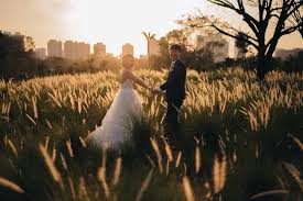 Titik fokus pada foto prewed ketiga belas ini adalah pasangan pengantin yang disorot oleh cahaya sinar matahari dengan kilatan pelangi yang mengitari kedua mempelai. Bob Natalie S Pre Wedding Shoot At Jurong Lake Gardens Juxtapose Pix Singapore Pre Wedding Actual Day Photography