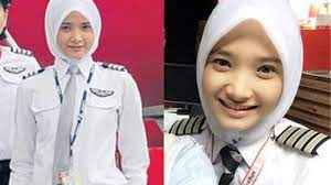 Boleh ngga sih pakai seragam pilot lengkap buat. Meski Sudah Menjadi Kapten Pilot Air Asia Noor Hafizah Tak Pernah Meninggalkan Salat Tribunnews Com Mobile