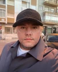 Se a série fosse assumidamente uma comédia, era capaz de retirar a maior parte das minhas críticas, mesmo sabendo que a série nunca seria para mim. Cesar Mourao Muda Radicalmente De Visual Humorista Esta Louro