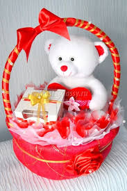 оригинальный подарок на день святого валентина парню своими руками Delaem Originalnyj Podarok Svoimi Rukami Bolshaya Korzina So Sladostyami I Myagkoj Igrushkoj Raskladka Konfet Ukrasheniya Dlya Dnya Svyatogo Valentina Detskie Podarki