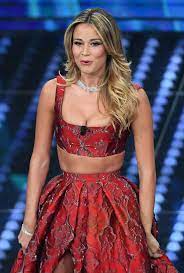 Il 7 febbraio 2017 è ospite della prima serata del festival di sanremo. Sanremo 2017 Diletta Leotta Sul Palco Caterina Balivo Non Puoi Parlare Di Violazione Della Privacy Con La Mano Che Cerca Di Allargare La Gonna Il Fatto Quotidiano