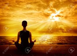 Yoga meditation is not about thinking, but instead, it is a deep state of unity with the object of contemplation. Yoga Meditieren Sonnenaufgang Frau Mindfulness Meditation Auf Strand Ruckansicht Lizenzfreie Fotos Bilder Und Stock Fotografie Image 61717133