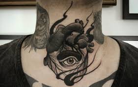 La mayoría de los hombres llevan el cabello corto, por lo que el tatuaje se puede lucir mejor y verse en su totalidad. Tatuajes En El Cuello Cosas A Tener En Cuenta Tatuantes