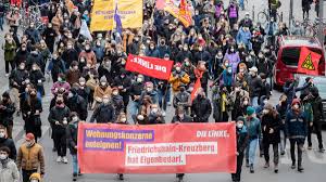Tassilo ist für die klagepaten live vor ort und hält uns über die demos in berlin auf dem laufenden.liveticker zur demo auf klagepaten.de!dieser stream geht. Berlin Protest Gegen Mietendeckel Urteil Auseinandersetzungen Mit Polizei Welt