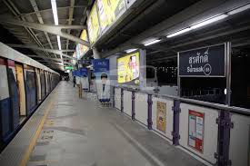 King royal garden inn oferece estacionamento? King Royal Garden Inn Hotel Huge Comfortable Rooms Just Beside Surasak Bts Station Railtravel Station