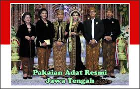 Selain pakaian resmi, ada juga beberapa pakaian pengantin adat dalam budaya jawa tengah. 4 Jenis Pakaian Adat Jawa Tengah Lengkap Penjelasannya Sejarah Negara Com