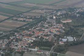Trautmann village is the name of several places: Luftaufnahme Trautmannsdorf An Der Leitha Niederosterreich Bilder Im Austria Forum