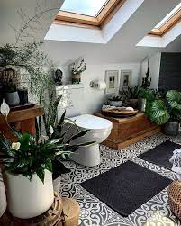 Interior ruang keluarga terasa hangat & akrab dengan desain rustic ala pedesaan. Desain Interior Kamar Mandi Gaya Bohemian Eklektik Dengan Indoor Plants Yang Memberi Nuansa Tropi Modern Bathroom Decor Small Bathroom Decor Diy Bathroom Decor