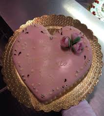 Trova una vasta selezione di tortiere a cuore a prezzi vantaggiosi su ebay. Torta A Forma Di Cuore In Pasta Di Zucchero Picture Of Cerchio Dei Golosi Sicily Tripadvisor