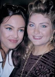 Ebru gündeş, serdar ortaç'ın yeni albüm şarkılarını coşkuyla söylüyor (4 ekim 1999). 7 Sibel Can Ideas Luxury Girl Celebrities Turkish Actors