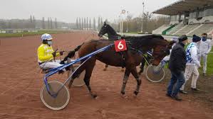 Alors que la domino's ligue 2 fait relâche durant deux semaines, le fcsm se prépare pour la ligne droite de la saison et huit matches capitaux. Derniere Ligne Droite A L Hippodrome Avant La Reprise Des Courses A Amiens