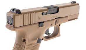 The frame still keeps the integrated accessory rail for tac lights and now has an oversized magazine. Umarex Glock 19 4