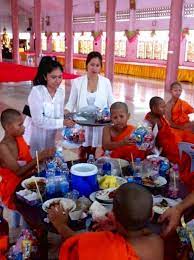 ค ณแม ฤด ศร ภ กด ก บปอนด ร งร ตน ดวงขว ญเป นเจ าภาพร วมด วยอ ำโคด อ มร นทร ส ขตะโกและครอบคร วถวายเพลไก ทอดหาดใหญ ไอต มทอดต ดอก สะเดาโครงการบรรพชาสามเณรภ