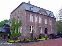 Das haus overbach liegt im ehemaligen internatstrakt eines privatgymnasiums. Wasserburg Overbach Haus Overbach In Julich Barmen