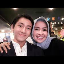 Siti sarah, siti sarah raisuddin, sarah raisuddin asal : Dulu Tampil Dengan Rambut Ikal Panjang Munaroh Pacar Mandra Di Serial Si Doel Anak Sekolahan Kini Berhijab Netizen Sampai Pangling Melihatnya Semua Halaman Grid Hot
