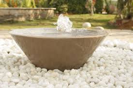 Petite cascade d'eau et son bassin. Fontaines Et Cascades De Jardin Les Meilleures Inspirations Deco