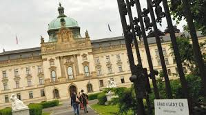 Upozorňujeme návštěvníky, že do budov mpsv je možné vstupovat pouze za použití ochranných prostředků dýchacích cest! Urad Vlady Zvysuje Ostrahu Kvuli Zapalne Lahvi Bulharsku A Peake Ct24 Ceska Televize