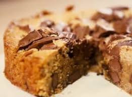 Le Blondie Un Cookie Gateau Aux Pepites De Chocolat Recette Dessert Desserts Rapides Cookies Et Biscuits