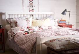 Ikea Swedish Country Le Folklore Est A L Honneur Pour Les Textiles Ikea Met Afbeeldingen Landelijke Slaapkamers Ikea Slaapkamer Wooninrichting