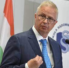 A european commissioner is a member of the european commission.each commissioner within the college holds a specific portfolio and are led by the president of the european commission. Laszlo Trocsanyi Ungarns Justizminister Fordert Neutrale Eu Welt