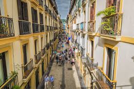 San sebastián (en euskera y cooficialmente, donostia) es una ciudad y municipio español situado en la costa del golfo de vizcaya y a 20 kilómetros de la frontera con francia. San Sebastian Die Spanische Trendstadt Urlaubsguru