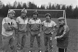 Echter niet in zijn rol als analist bij praatprogramma's over voetbal maar als voetballer. Rene Van Der Gijp Wikipedia