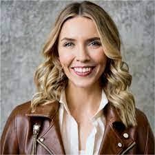 Larissa Mcgee's Instagram, Twitter & Facebook