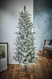 Choose from christmas direct's selection of fire retardant half trees,wall mounted trees and slimline trees. 25 Slim Christmas Trees For Small Spaces Pencil Christmas Trees