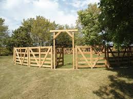 Love This Diy Round Pen Would Need To Be Larger For Our Horses Horse Shelter Dream Horse Barns Horse Pens