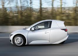 Un nebun conduce masina cu trei roti pe autostrada. MaÈina ElectricÄ Cu Trei RoÈi Te Ar Putea ScÄpa De Stres In BucureÈti