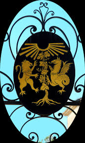 Le Blason Templiers Retrace L Histoire Du Domaine Le Dragon Animal Symbole De Draguignan Le Lion Animal Symbole De Lor Templier Lieux Insolites Draguignan