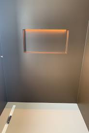 inloopdouche bekleed met 2 kleuren pu met ingewerkte nis afgewerkt met led strip wandbekleding wanden led