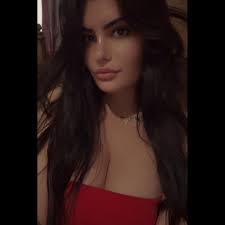 Does Huda never do her hair?