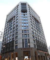 We are conveniently located south of the holy mosque, just a few steps from the al rawda al sharifa and al baqie areas. Gloria Al Madinah Al Fayroz Al Massi