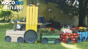 Wir zeigen ihnen kreative ideen, wie sie spielgeräte im garten selber bauen und eine bequeme und süße spielecke im außenbereich gestalten können. Kinder Im Garten Wasserspass Und Eine Bepflanzte Eisenbahn Youtube