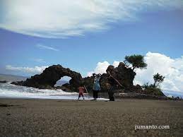 Lubang raksasa di tebing karang ini. Lokasi Rute Foto Harga Tiket Masuk Pantai Karang Bolong Lampung