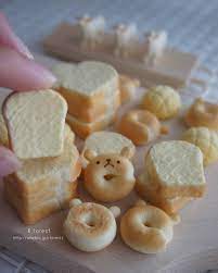 いつもいいねや暖かいコメントありがとうございます とっても励みになっております ベーグルにくまさんのお顔を付けました 名付けてベーグルベアです 食パンはバターを塗った段階ですが 今流行りの食パンアートに フェイクスイーツ 作り方
