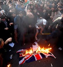 Israel sind auf dem kontinent asien und hat 5. Sie Holen Die Britische Flagge Herunter Und Ersetzen Sie Durch Iranische Auch Draussen Werden Britische Und Israelische Fahnen Verbrannt