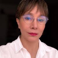 50+ "Dra. Iris" profiles