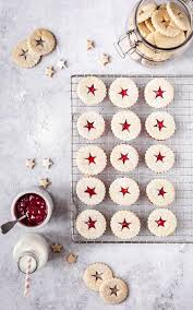 Biscuits Sables Au Nutella Et Confiture De Fraise Holiday Decor Holiday Biscuits