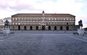 Visita il palazzo reale di napoli e scopri i dettagli sulla vita reale con un'audioguida opzionale. Il Palazzo Reale Di Napoli