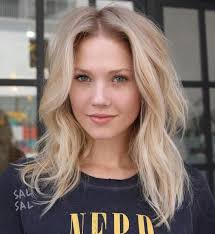 This is the perfect hairstyle for medium length hair as the beauty of the wavy hair is brought out. 40 Styles With Medium Blonde Hair For Major Inspiration