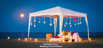 L'abito lungo è sempre un'ottima scelta, ma ovviamente non dovrà essere affiancato quanto più morbido e scivolato, in modo da non impedirci nei movimenti. Cristina Cucci Proposta Di Matrimonio Esclusiva In Spiaggia Proposte Di Matrimonio Proposta Di Matrimonio Matrimonio