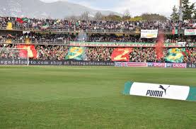 Dopo la disastrosa stagione da cui i rossoverdi sono usciti leccandosi le ferite, è il. Ternana Potenza Ingresso Per 1 000 Spettatori Modalita Di Acquisto Biglietti E Di Accesso Allo Stadio Ternana Calcio