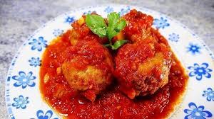 Cocina las albóndigas con la salsa de verduras a fuego suave durante 10 minutos aproximadamente. Albondigas En Salsa De Tomate Deliciosas Cocina Casera Y Facil