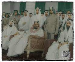 الملك عبدالعزيز آل سعود ويقف خلفه الامير منصور بن عبدالعزيز والملك فيصل بن عبدالعزيز middle eastern history saudi arabia culture saudi arabia prince