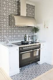 Black And White Cement Tile Backsplash Color Spotlight Black White And Classic Ottomantiles Cementtiles Ottotiles Interiordesign Outdoordesign Architectur Med Bilder Kok Klinker Kok Golv Koksdesigner