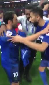 سبحان الله كان سلمان مجوسياً يعبد النار؟ ولكن سلمان لم يكن مقتنعاً بدين أبيه كان سلمان يدخل النصرانية. Ø£Ø®Ø¨Ø§Ø± 24 ÙÙŠØ¯ÙŠÙˆ Ù„Ø³Ù„Ù…Ø§Ù† Ø§Ù„ÙØ±Ø¬ ÙˆØ§Ù„Ø´Ù„Ù‡ÙˆØ¨ ÙŠØµØ± ÙƒÙ„ Ù…Ù†Ù‡Ù…Ø§ Ø¹Ù„Ù‰ Ø£Ù† ÙŠØ­Ù…Ù„ Ø§Ù„Ø¢Ø®Ø± ÙƒØ£Ø³ Ø§Ù„Ø¨Ø·ÙˆÙ„Ø©