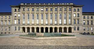 Er stellte zu diesem zweck das an diesem straßenzug gelegene grundstück zwischen. Datei Berlin Ernst Reuter Haus 001 Jpg Wikipedia